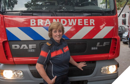 Brandweervrouw leest voor in bibliotheek Wateringen