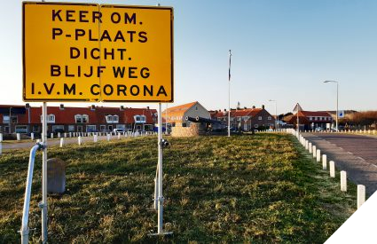 corona. waarschuwingsbord bij de kannonnen van Ter Heijde