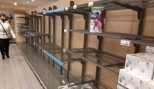 lege winkelschappen in de supermarkt