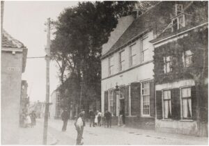 Raadhuis aan het Wilhelminaplein in Naaldwijk