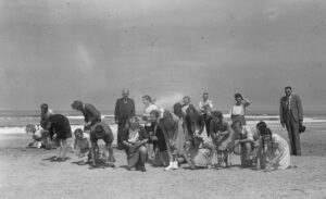 Ook in Zandvoort werden coloradokevers van het strand geraapt