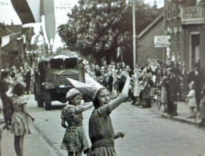 screenshot uit bevrijdingsfilm Naaldwijk