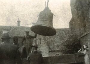 Duitsers roven de klok uit de toren van de oude kerk in Naaldwijk