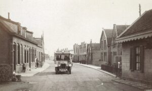 De bus van ringlijn Westland rijdt door een Westlands dorp